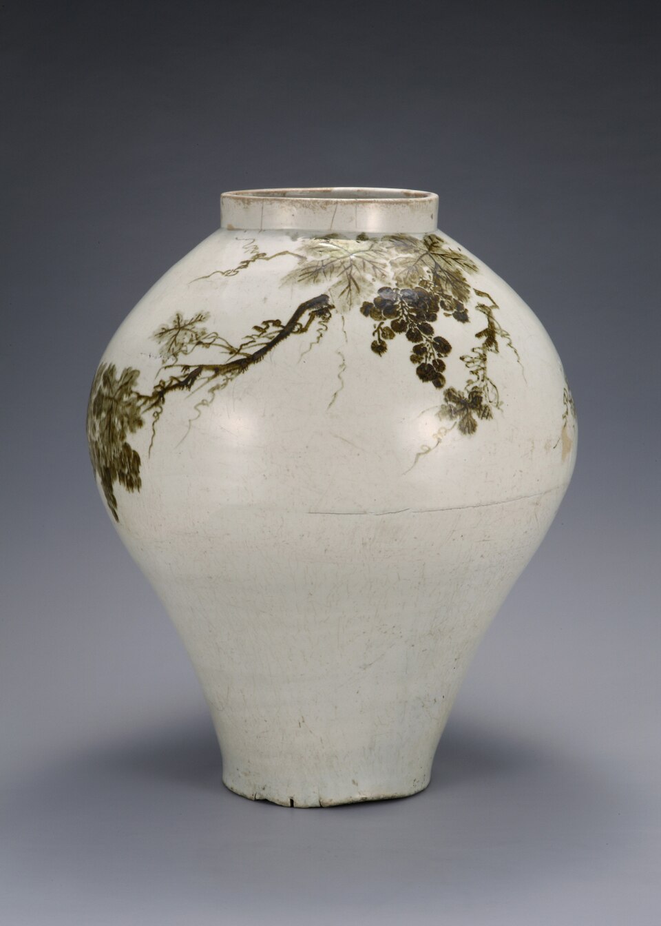 White Porcelain Jar with Grapevine Design in Underglaze Iron (National Treasure No. 107)